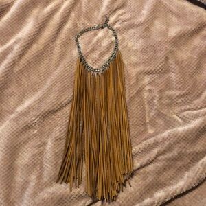 I’m selling a fringe chain necklace
